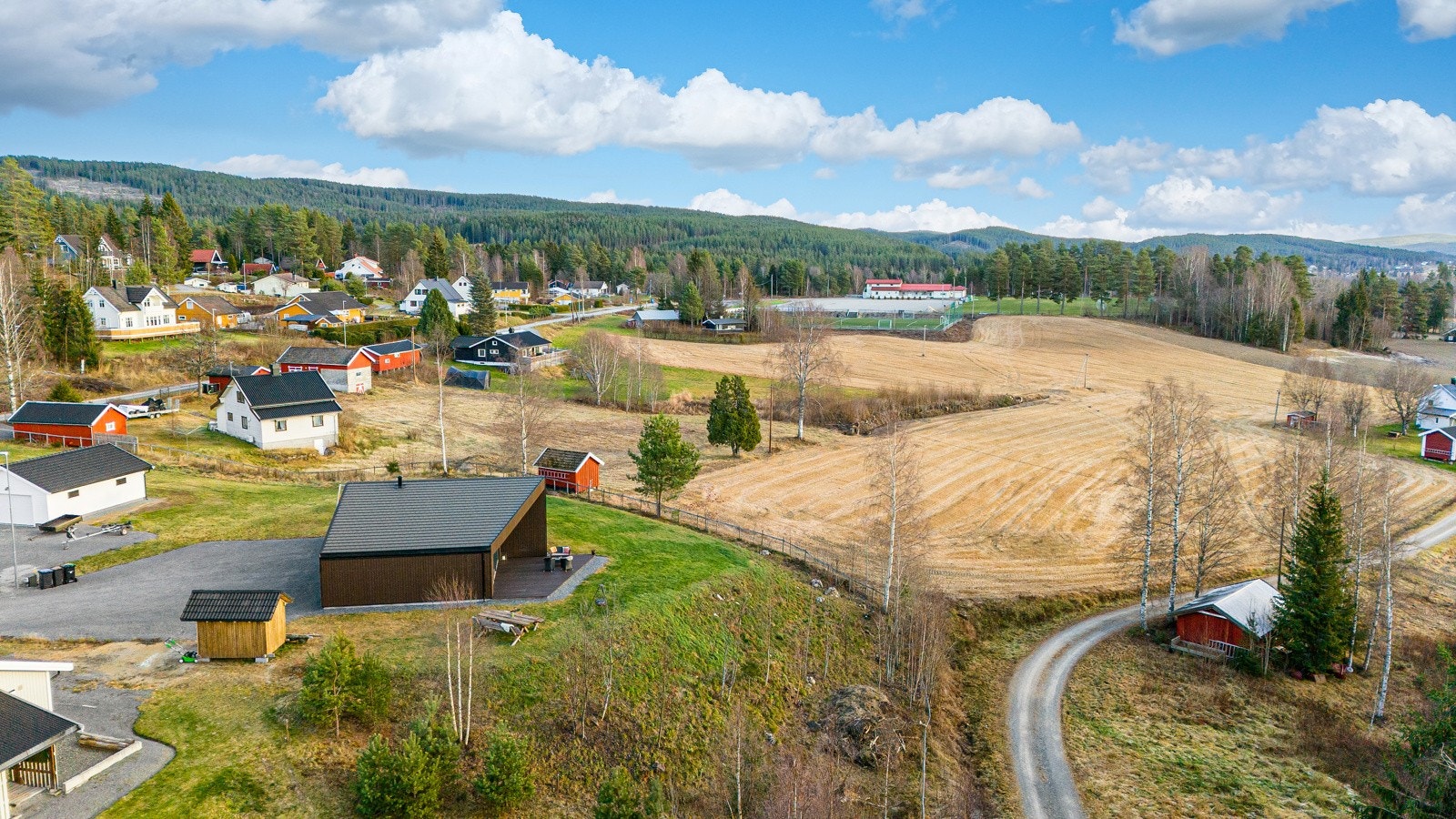 Her ligger boligen i naturskjønne omgivelser med vakker utsikt over nærliggende områder. Galleribilde