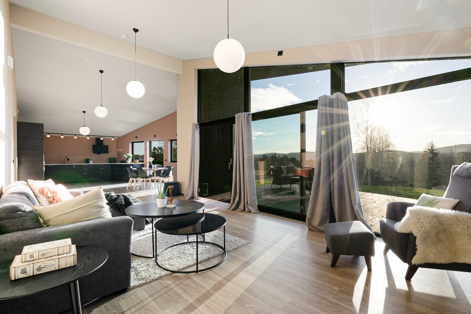 Her er det god plass for sofaløsning med tilhørende møblement. Galleribilde