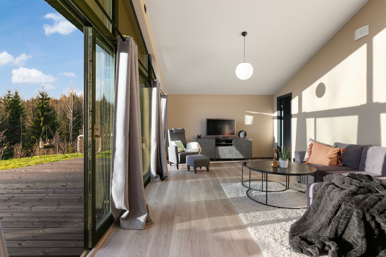 Gode vindusflater slipper inn rikelig med lys og gir en luftig romfølelse. Galleribilde