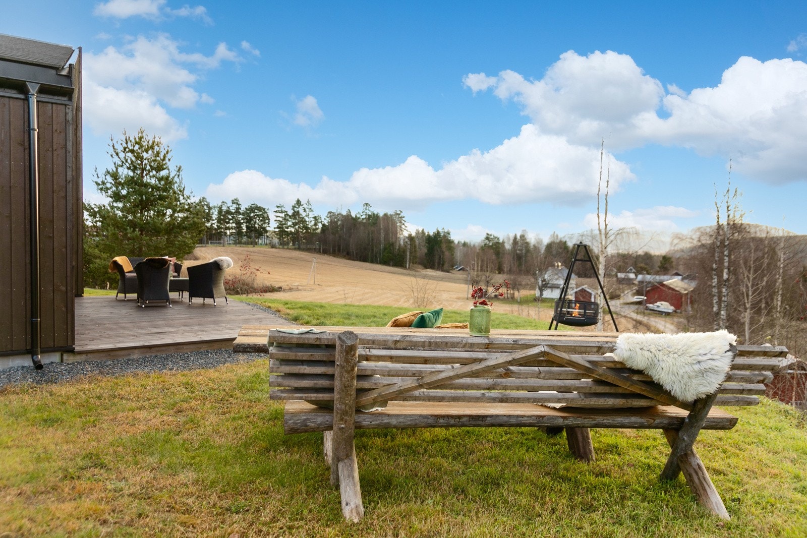 Terrassedøren fører enkelt ut til en delvis takoverbygget terrasse på hele 36 kvm hvor man kan nyte herlig utsyn og sol hele dagen. Galleribilde