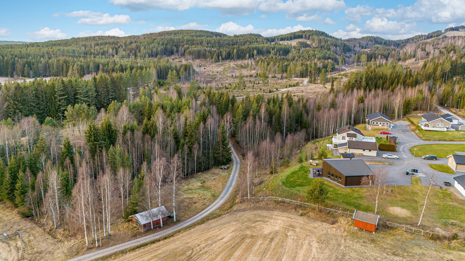 Nærområdet kan by på mye fin natur, med fine turstier, fiskevann og det kort avstand til Storsjøen som kan by på ytrende båtliv og fine badeplasser. Galleribilde