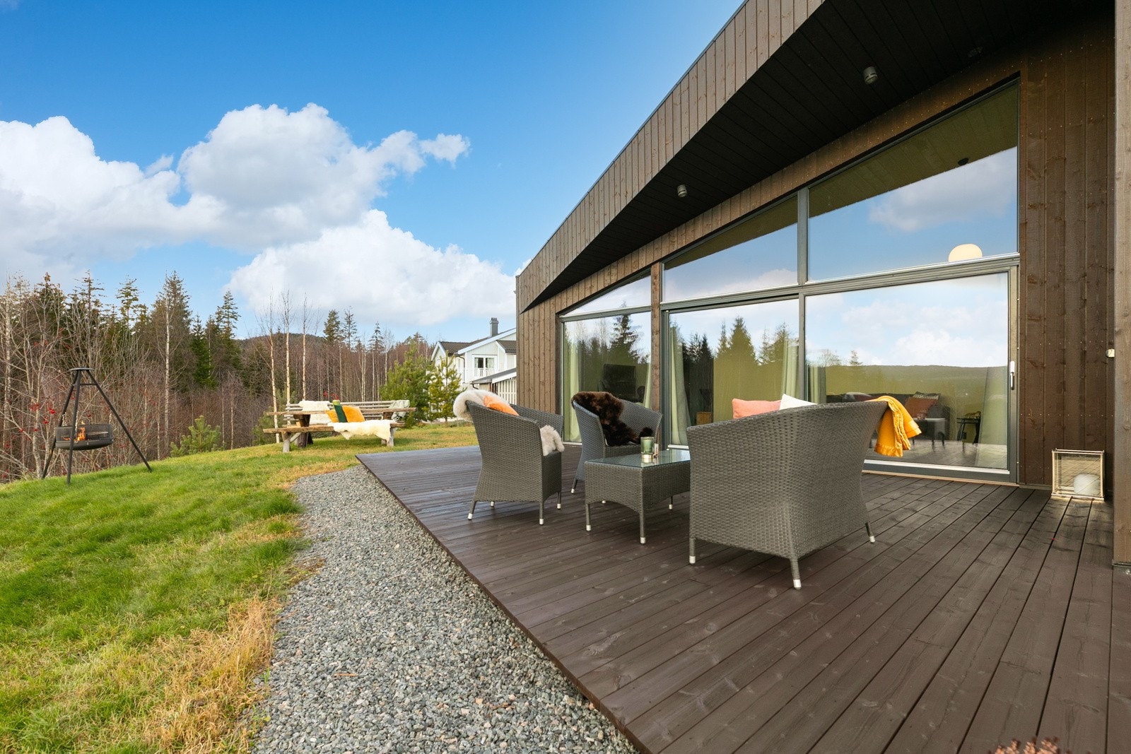 Med store vindusflater og skråtak får du en lys og luftig atmosfære med ekstra takhøyde som gir rom for både stil og trivsel. Galleribilde