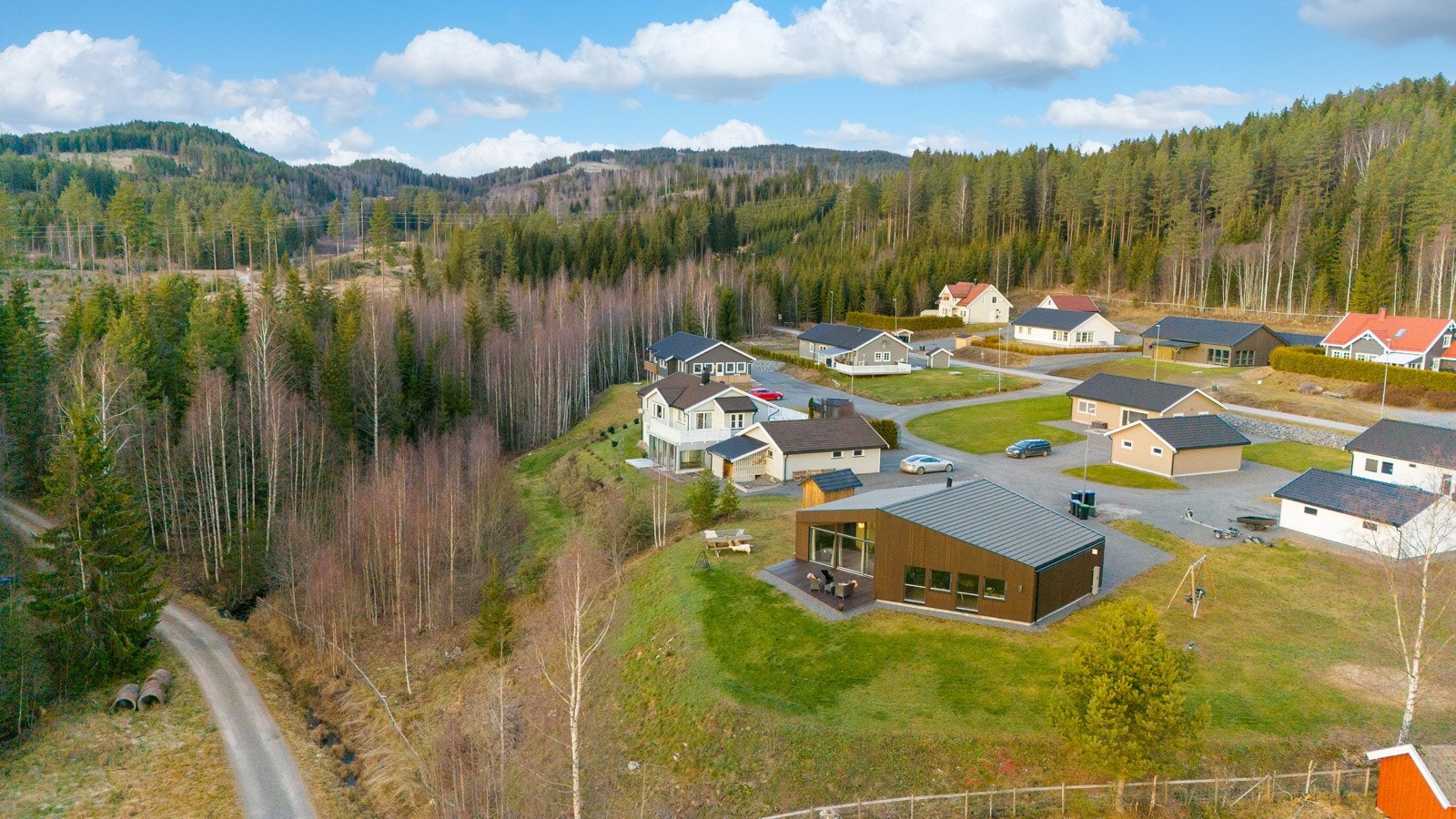 Fra boligfeltet har man enkel adkomst rett ut i skogen, med utallige turmuligheter. Galleribilde