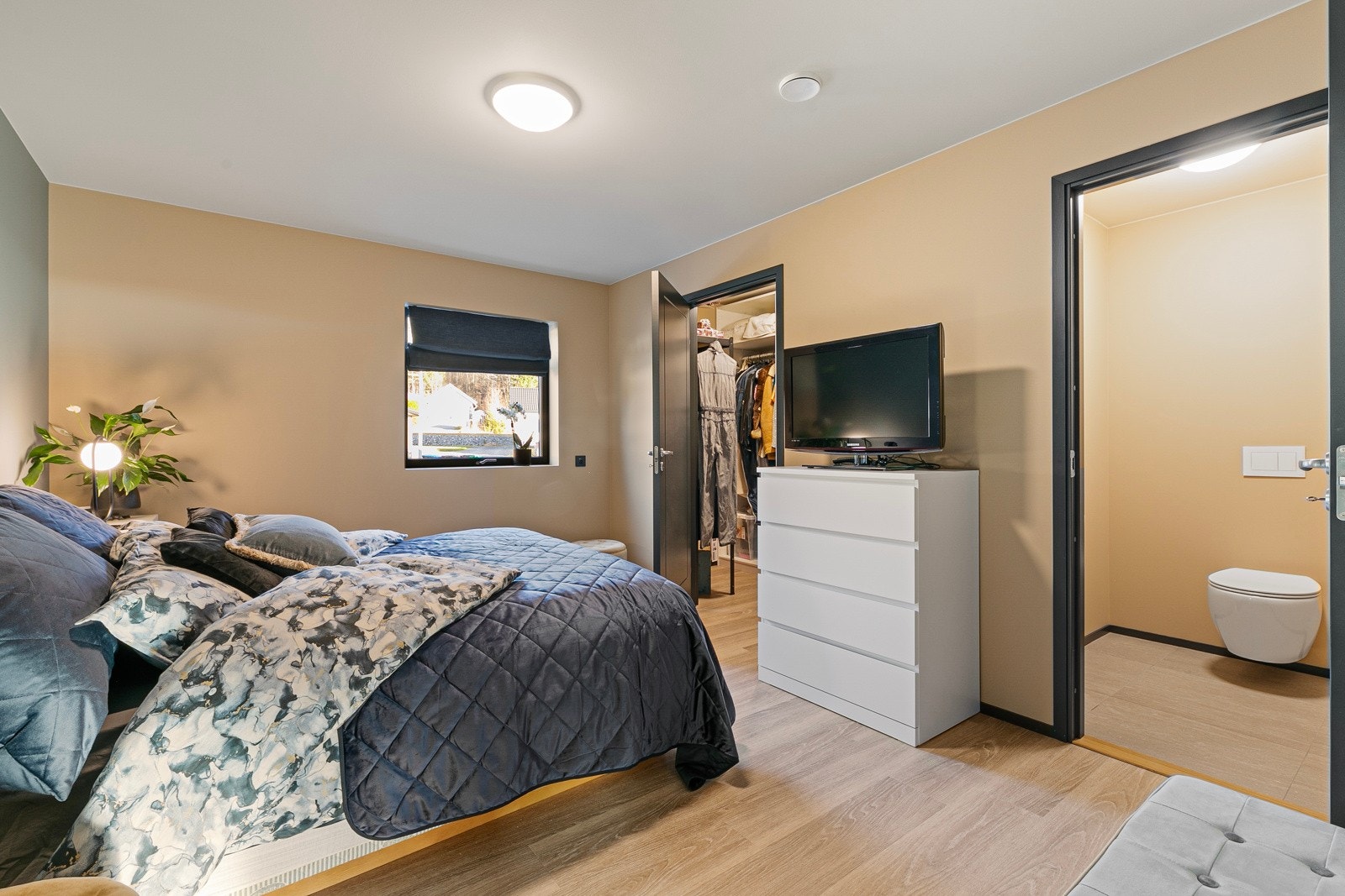 Hovedsoverommet har malte overflater, laminat på gulv og et stort vindu som slipper inn godt med lys. Galleribilde