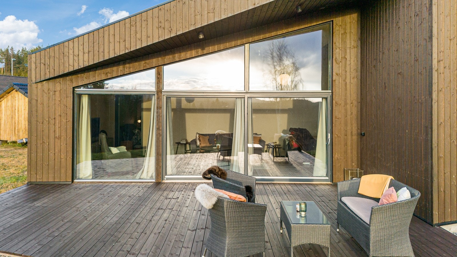 Delvis takoverbygget terrasse på 36 kvm i trekonstruksjoner. Galleribilde