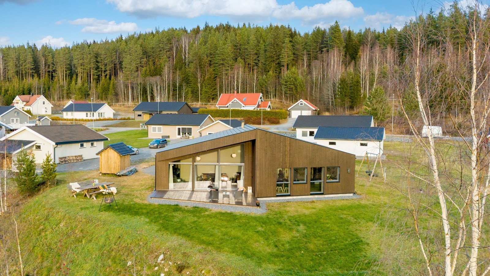 Denne arkitekttegnede boligen byr på moderne komfort og gjennomtenkte løsninger, alt samlet på én flate. Galleribilde