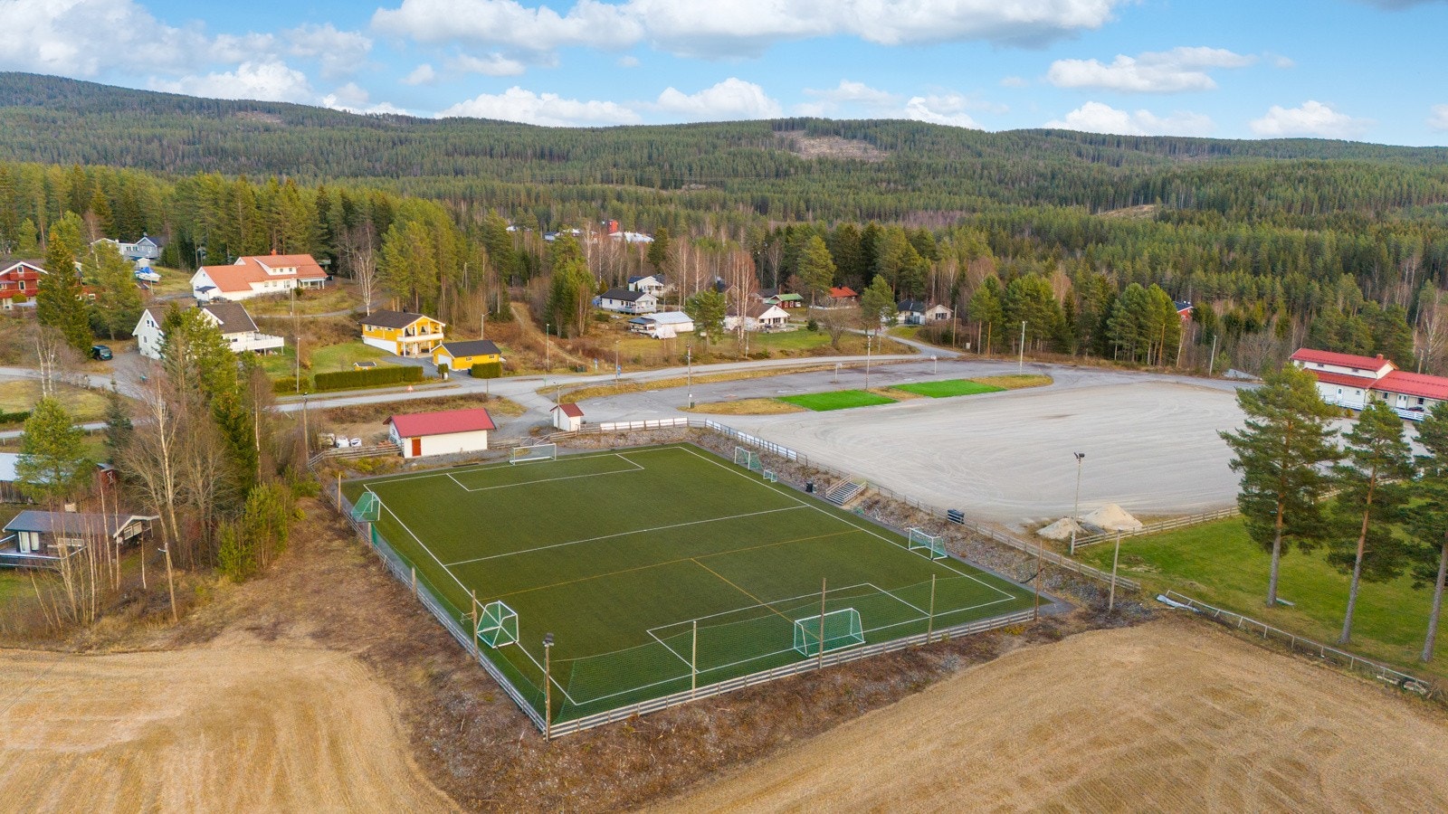 I boligområdet ligger Korsholen idrettsanlegg og Bruvoll vels grendehus Galleribilde