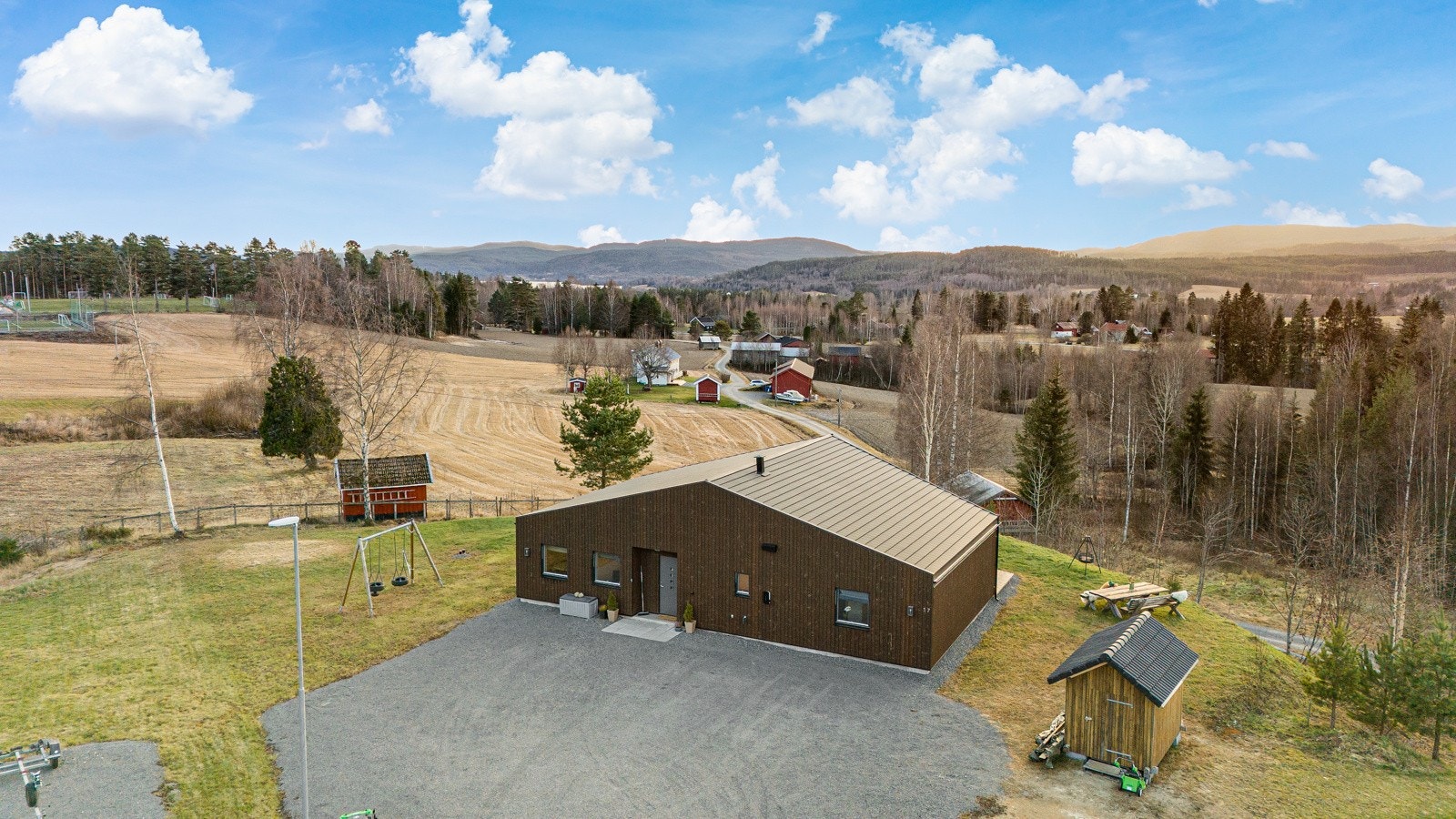Tomten er tilnærmet flat, litt skrånende i ytterkant, og er enkelt opparbeidet med plen. Galleribilde