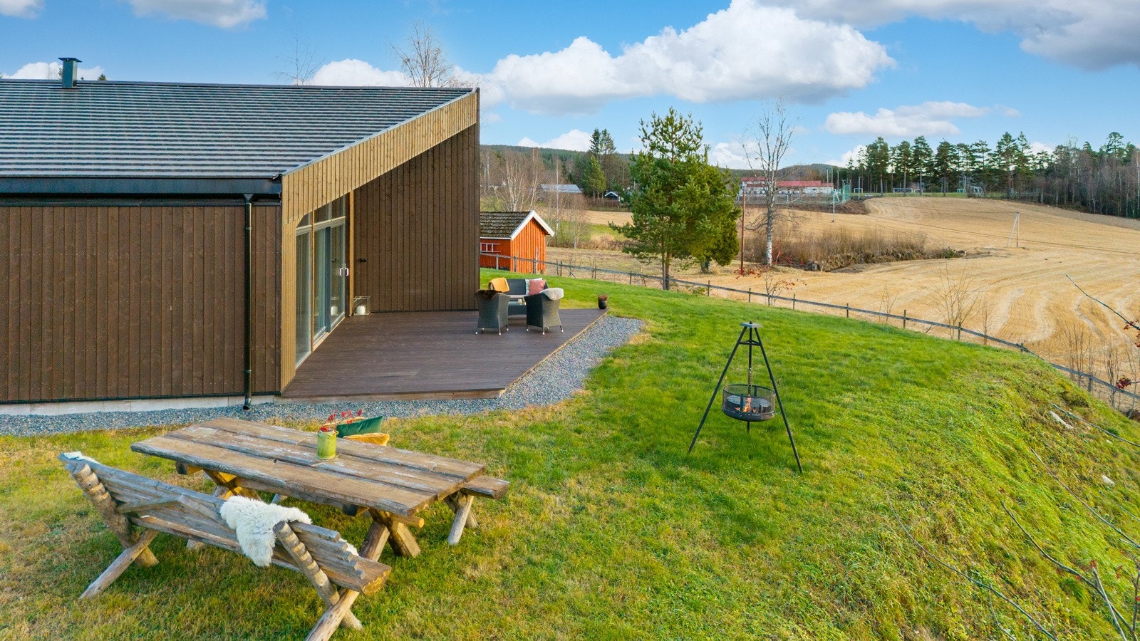 Solrik tomt på 1, 6 mål i naturskjønne omgivelser med vakker utsikt over nærliggende områder. Galleribilde