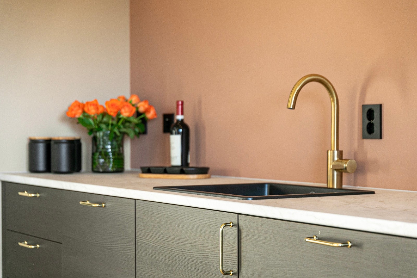 Laminat benkeplate med nedfelt oppvaskkum med 1-greps blandebatteri. Galleribilde