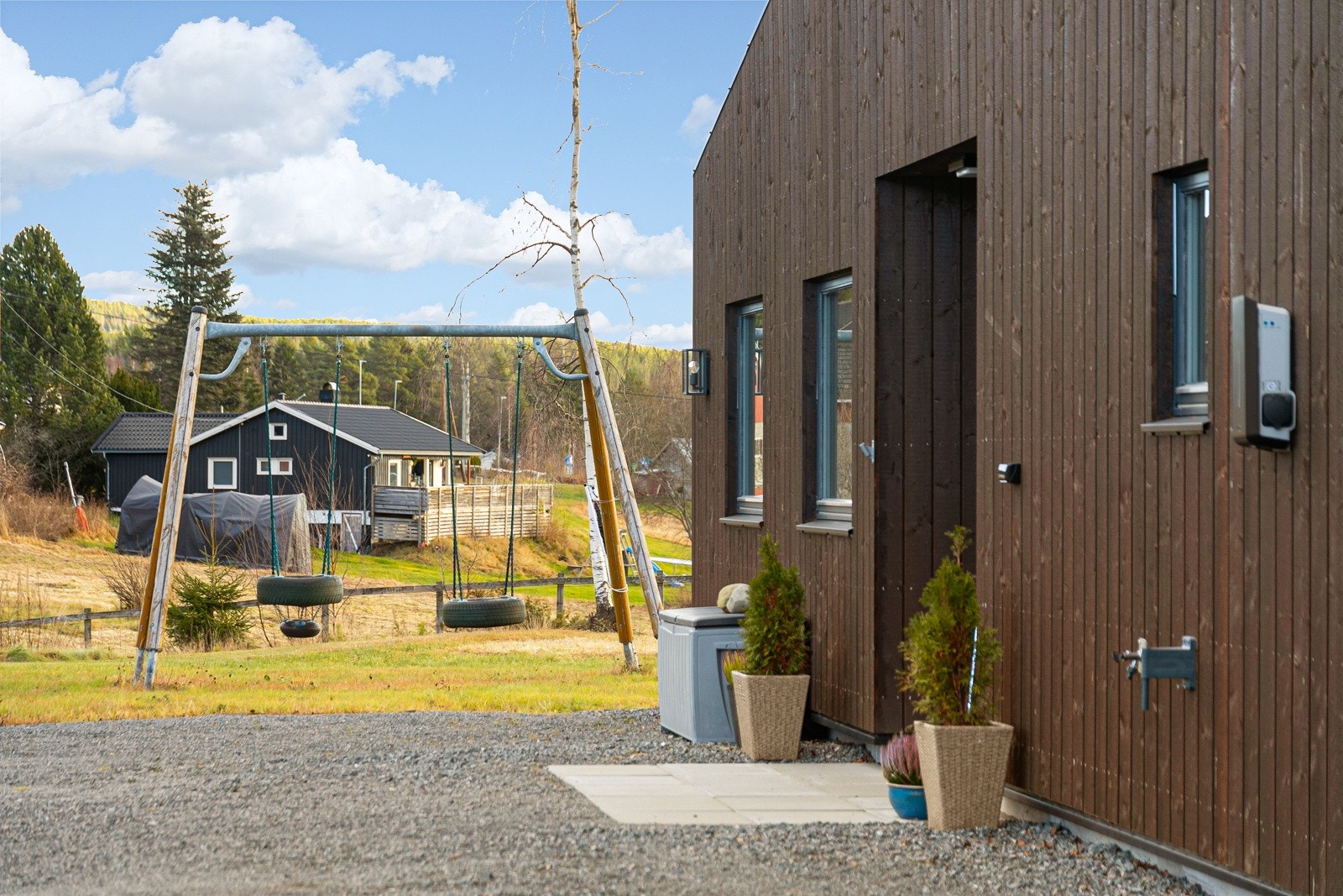 Takoverbygget inngangsparti på 1 kvm med fliser på gulv. Galleribilde