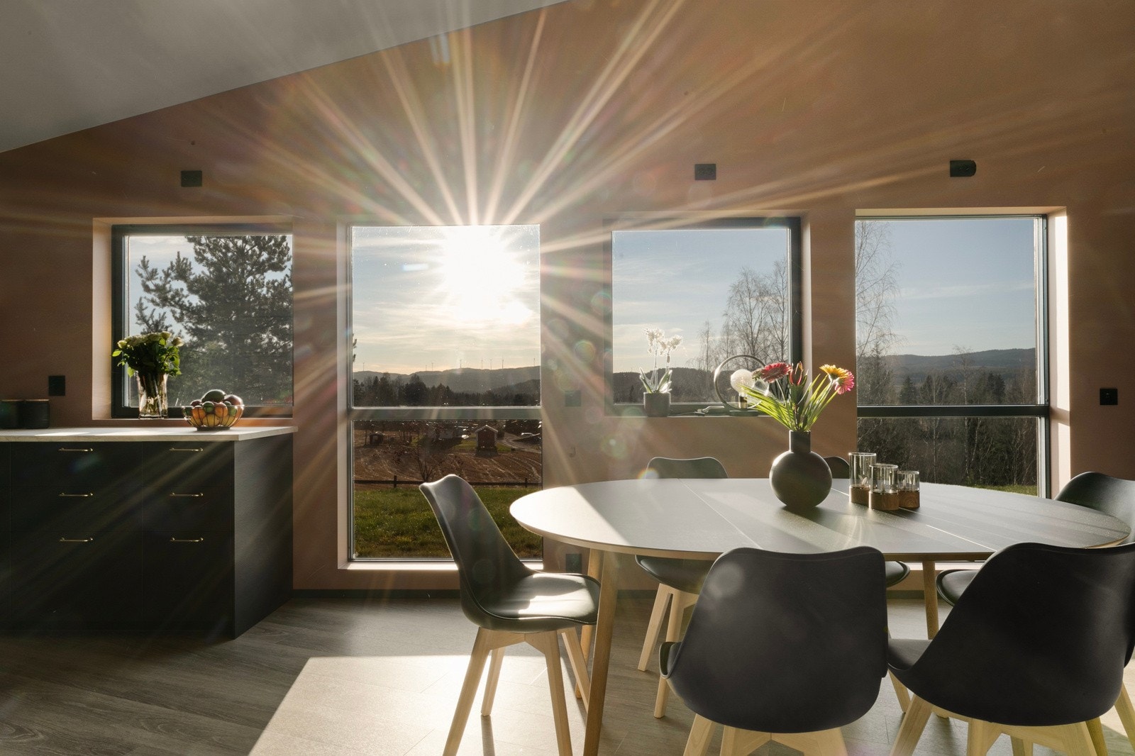 Spisestuen i forkant av kjøkkenet innbyr til hyggelige måltider med familie og venner. Galleribilde