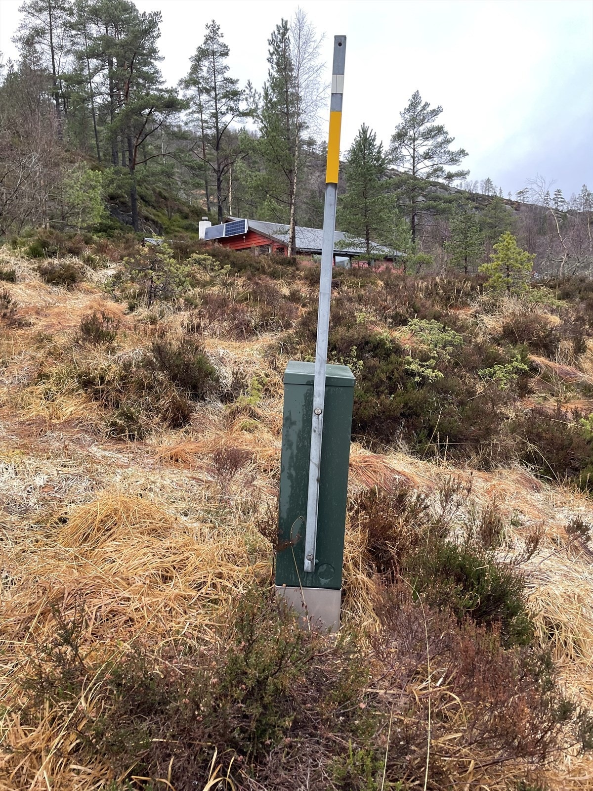 Strømboks rett i nærheten av hytta hvis en ønsker å legge inn vanlig 220v. Boksen er ment til bruk for denne hytta. Galleribilde
