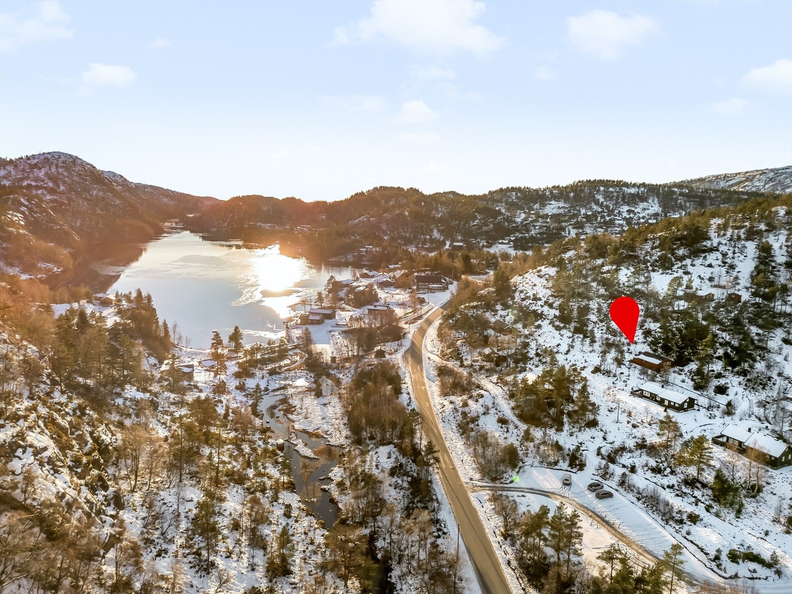 Her har du nærhet til skiløyper og turområder. Nedenfor hytta ligger innlandsvann med gode bade- og fiskemuligheter. Galleribilde