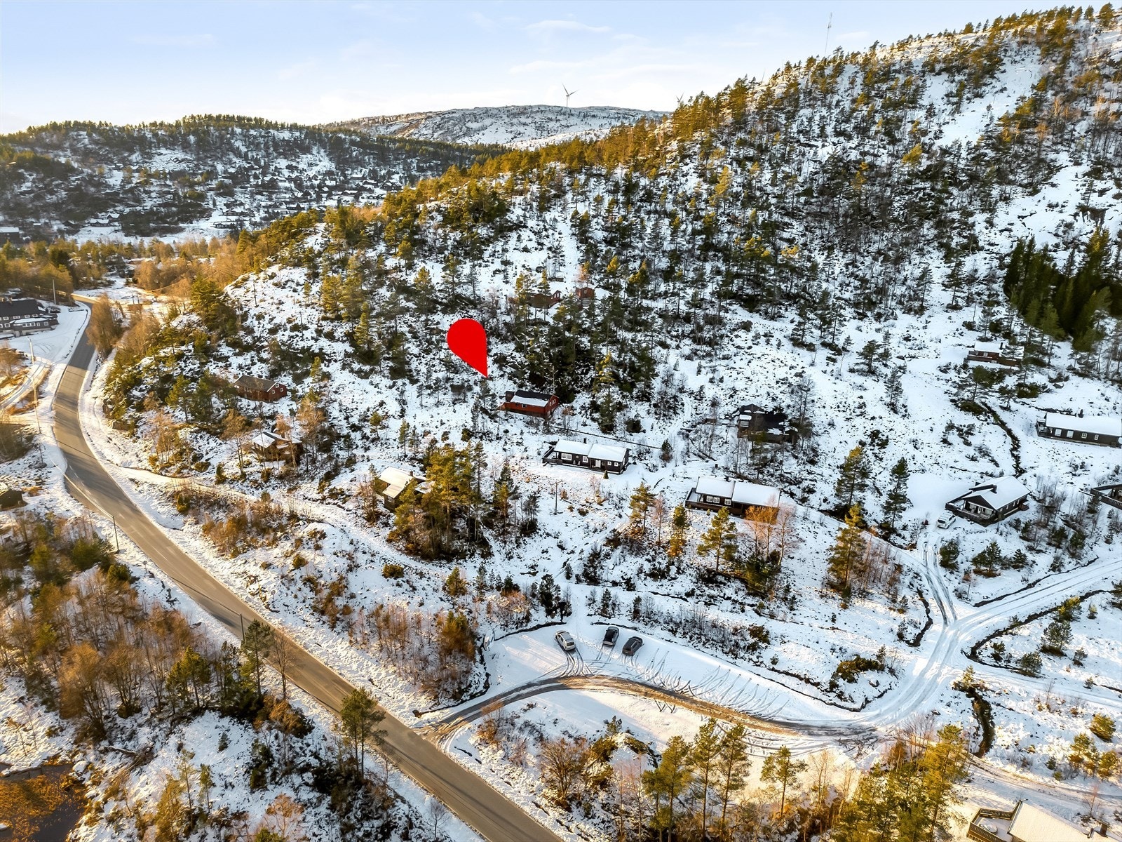 Eiendommen ligger på Krågeland i Kvinesdal kommune - like ved kommunegrensa til Flekkefjord. Galleribilde