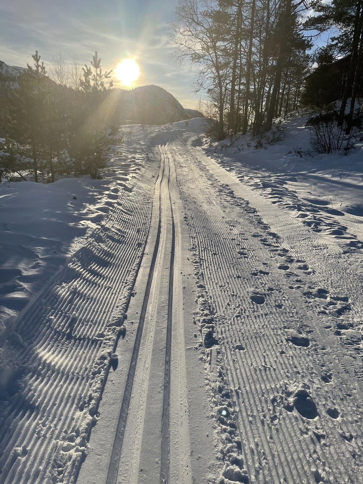 Flott skiløype på ca 9 kilometer som blir kjørt opp og går forbi rett nedfor hytta. Galleribilde