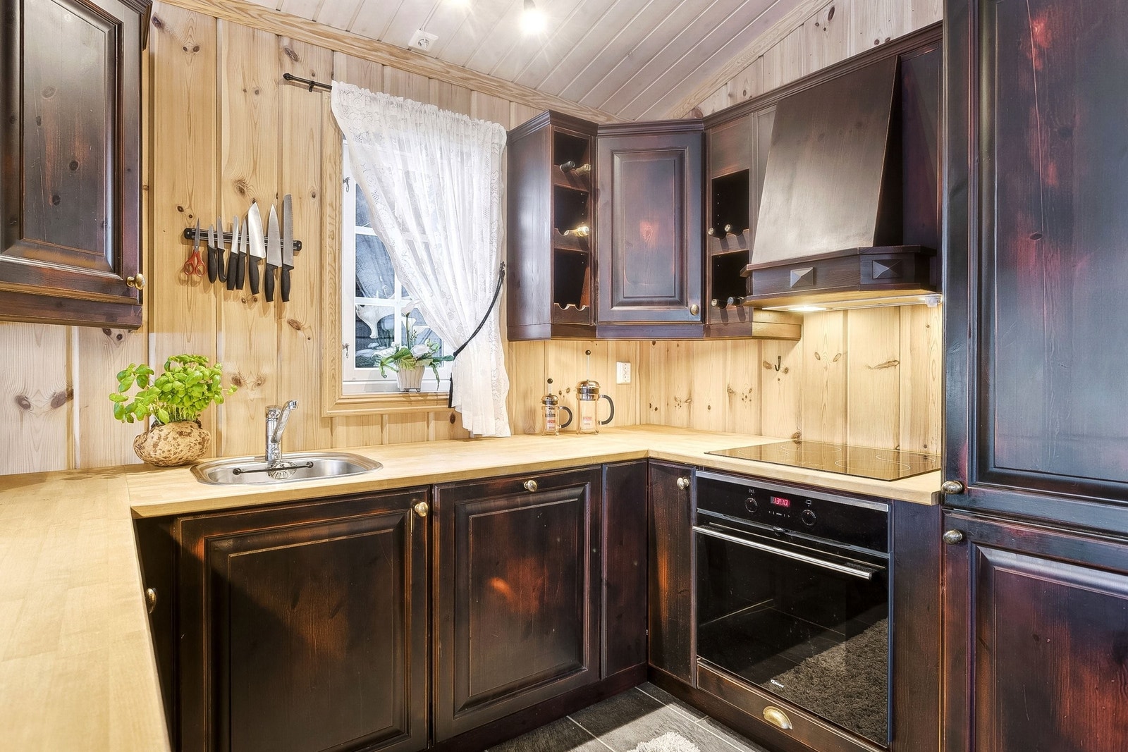 Kjøkken er lagd av en snekker på Stange. Galleribilde