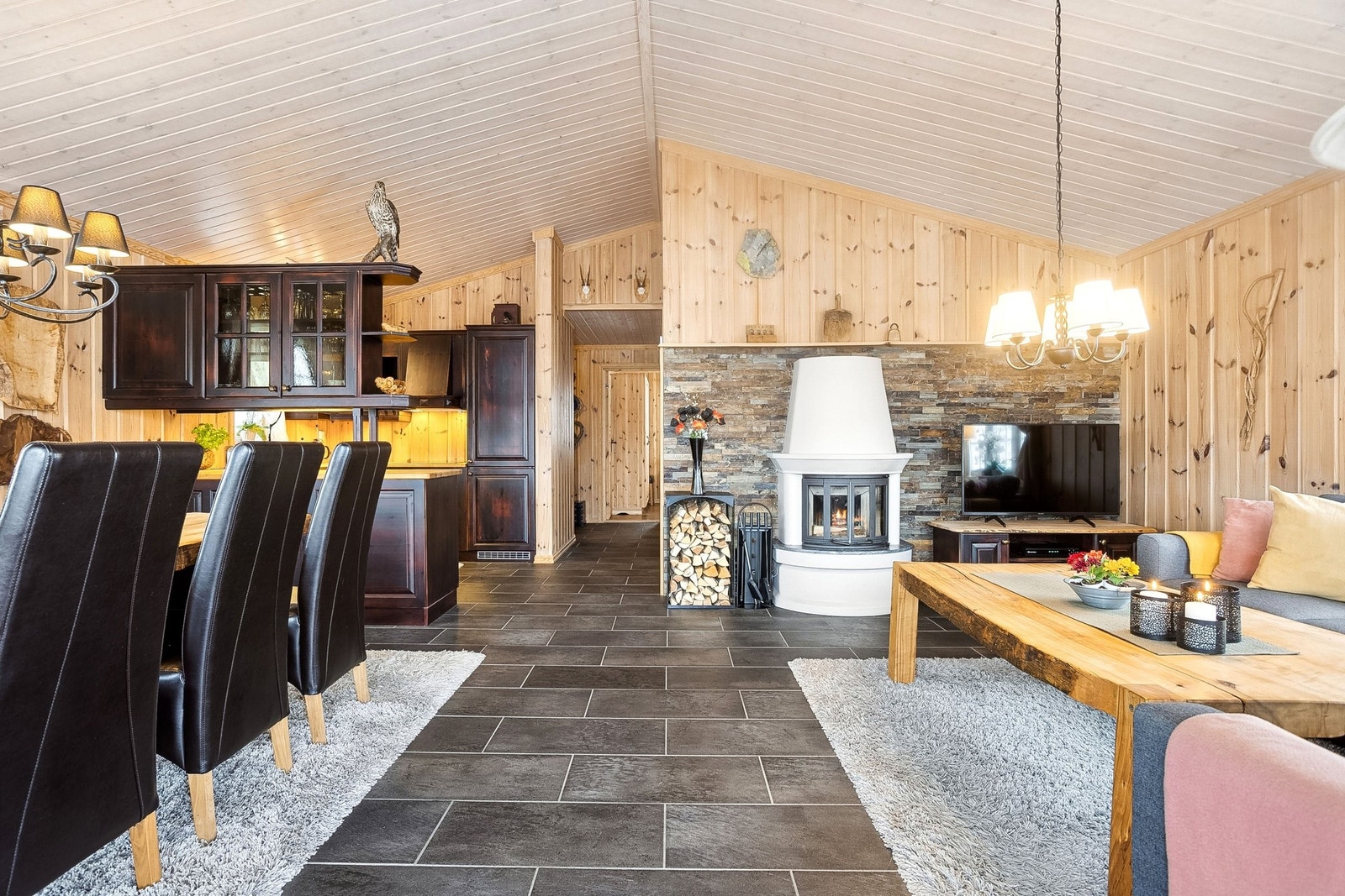 Stue og kjøkken med peis. Galleribilde