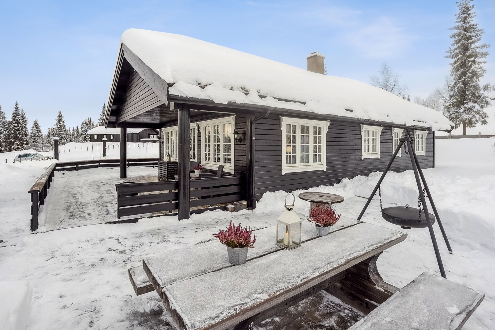 Uteplass med benk. Galleribilde