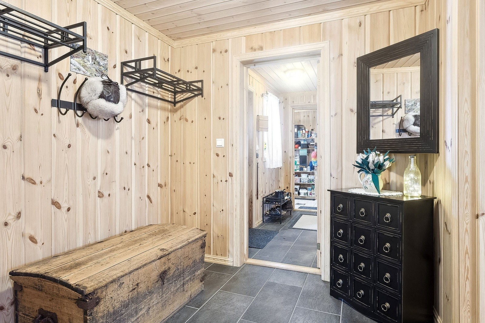 Hall med bod i enden. Galleribilde