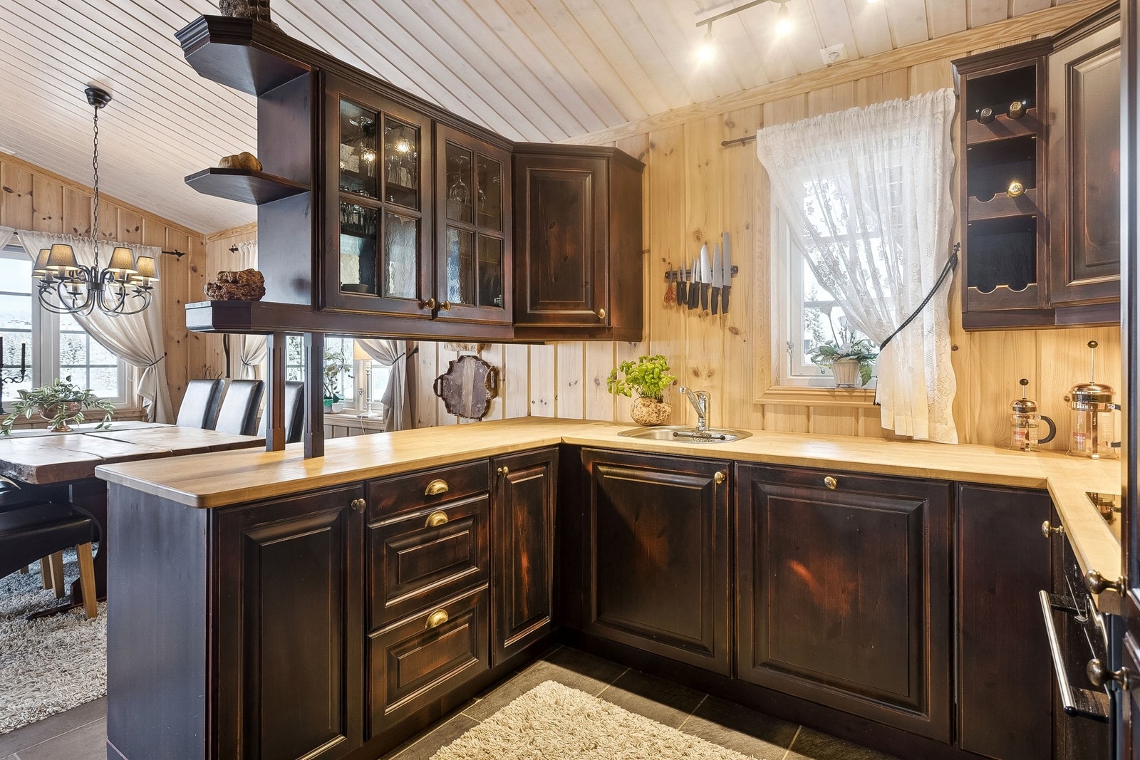 Kjøkken er lagd av en snekker på Stange. Galleribilde