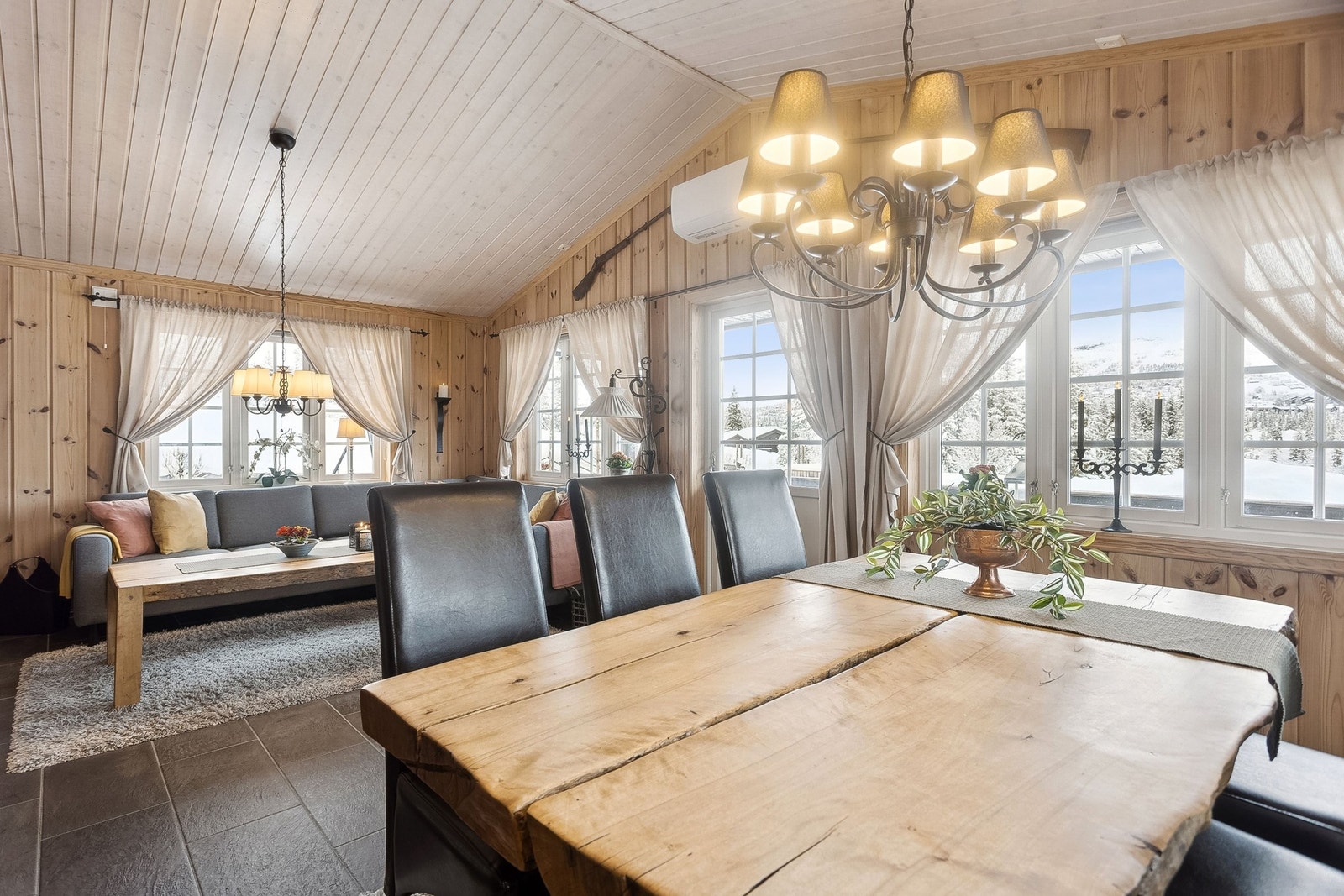 Spisebord med plass til 8 stk. Galleribilde