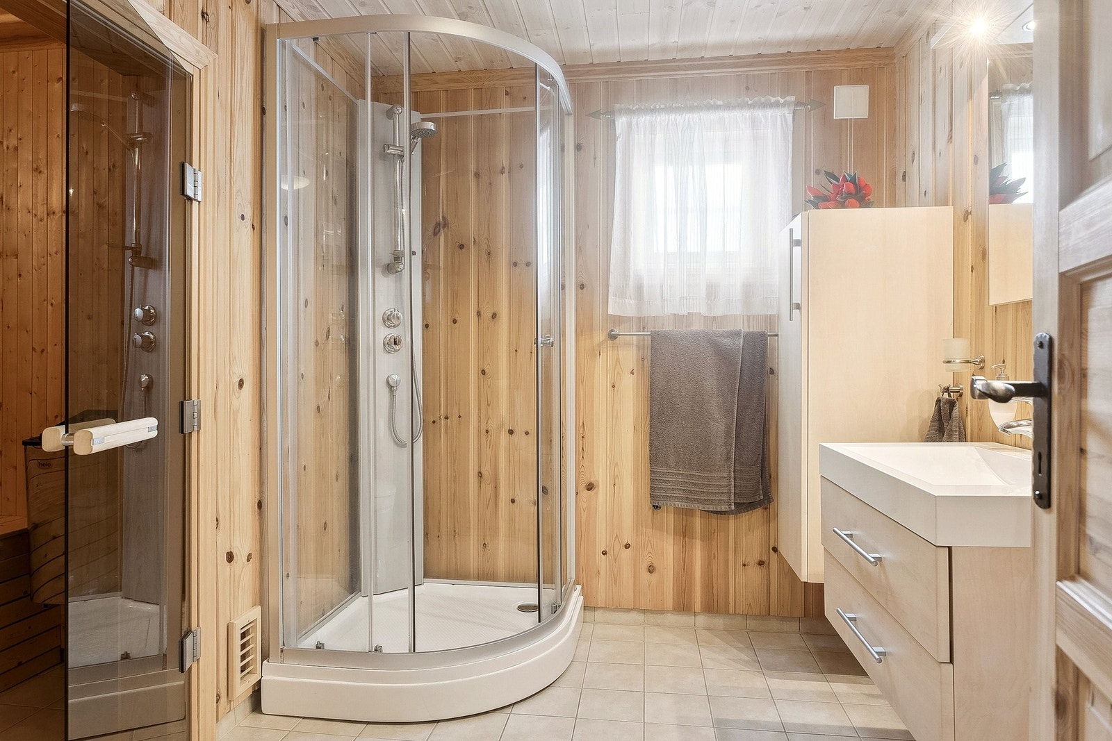 Bad med dusj og badstu. Galleribilde