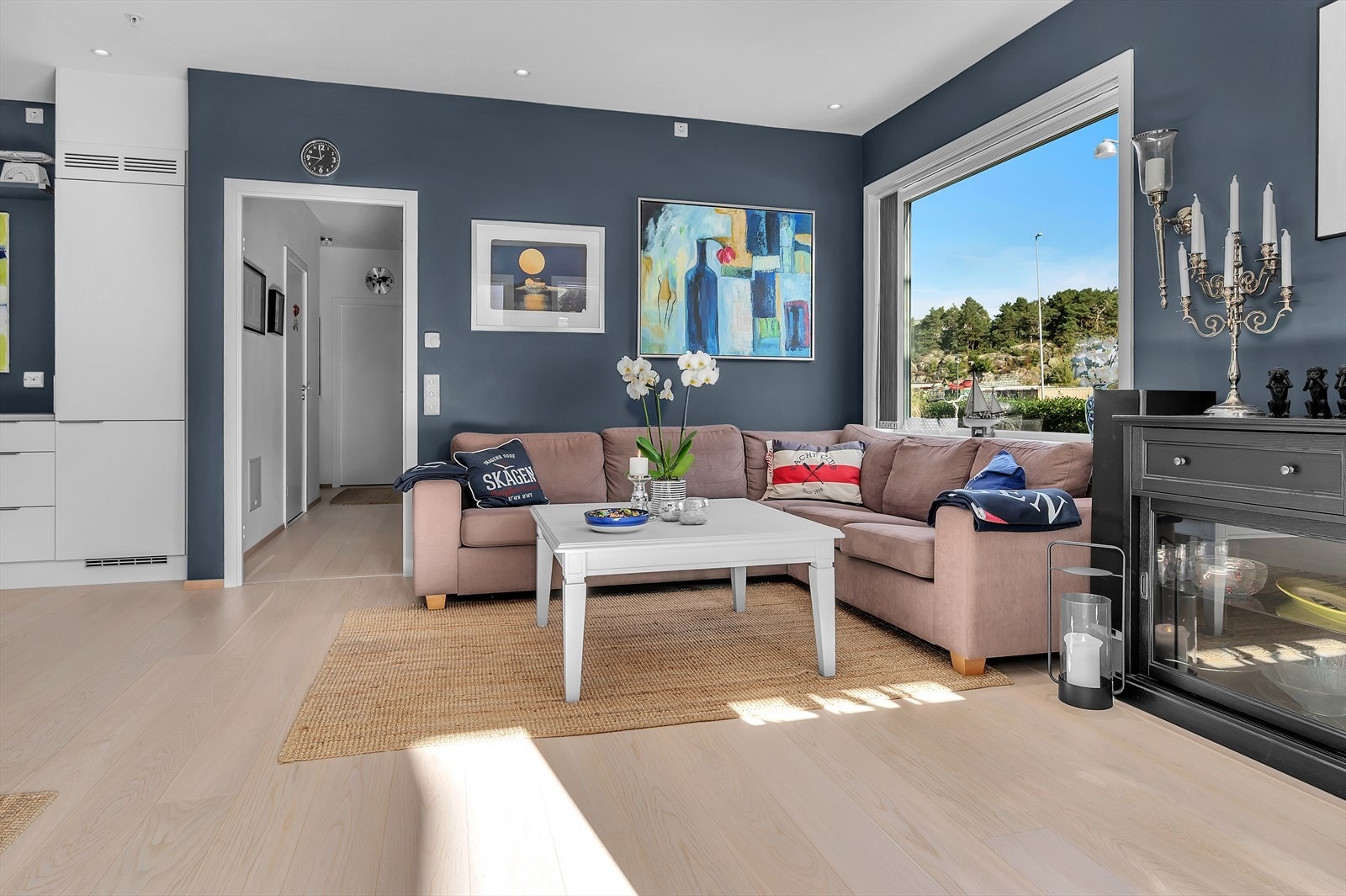 Åpen stue- /kjøkken løsning. Galleribilde