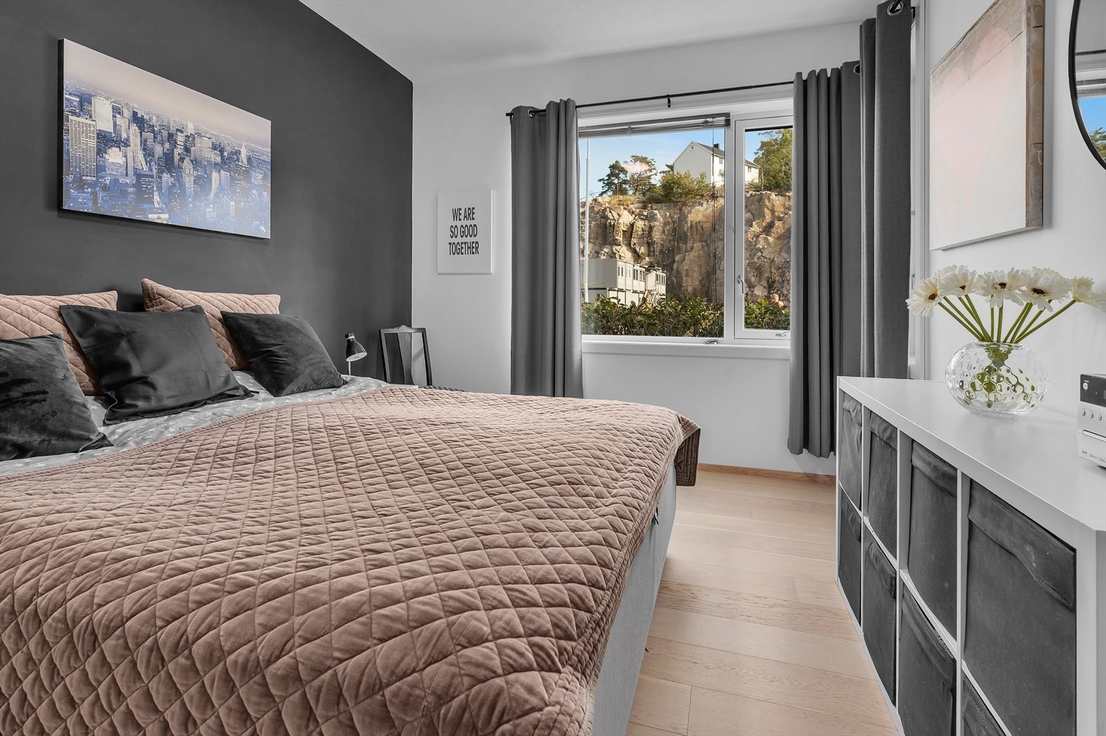 God plass til dobbeltseng, kommode og skrivebord. Galleribilde