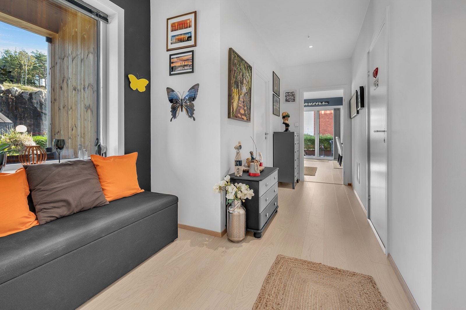 Romslig gang. Vannbåren varme i gulv. Galleribilde