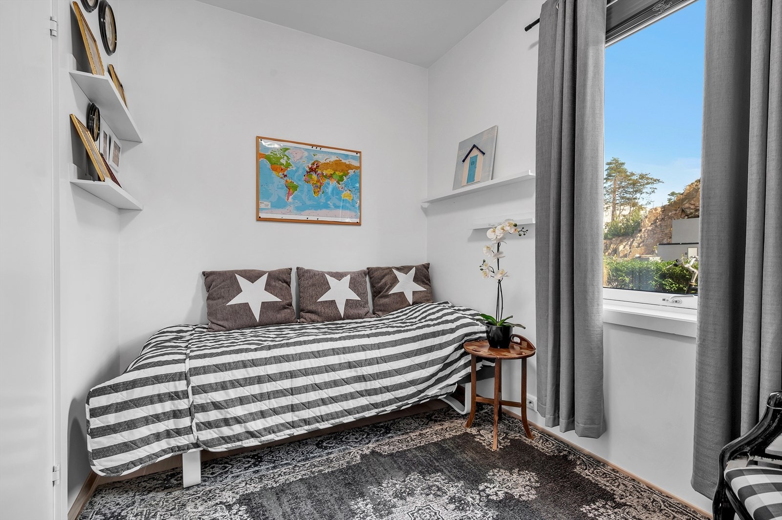 Plass til seng og skrivebord. Galleribilde