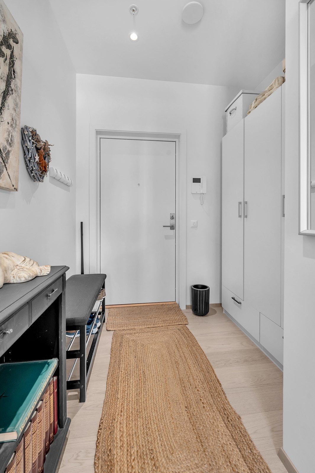 Gang med god plass til å ta av seg yttertøyet og skapplass. Velkommen inn! Galleribilde