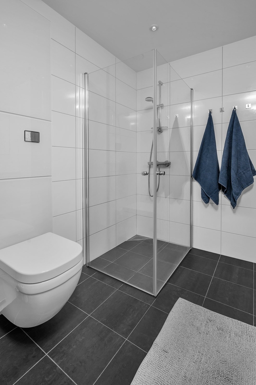 På gulvet er det fliser med vannbåren gulvvarme. Veggene har overflater av fliser. Galleribilde