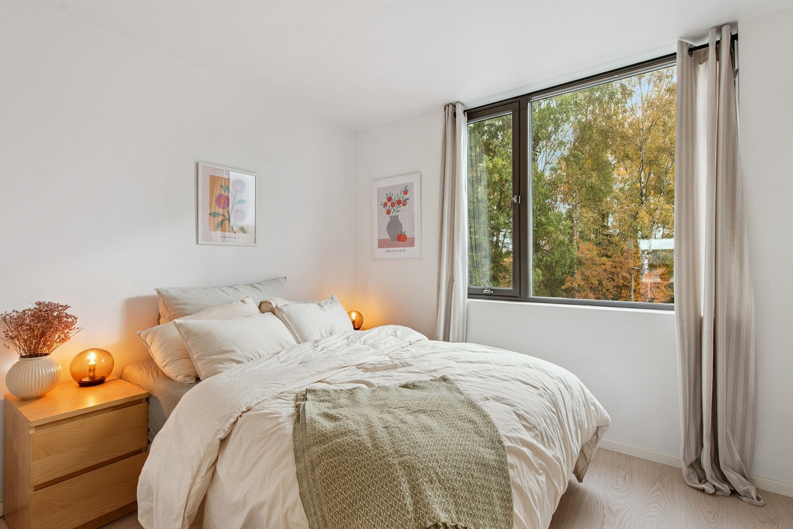 Hovedsoverommet har god plass til dobbeltseng og tilhørende møblement. Galleribilde