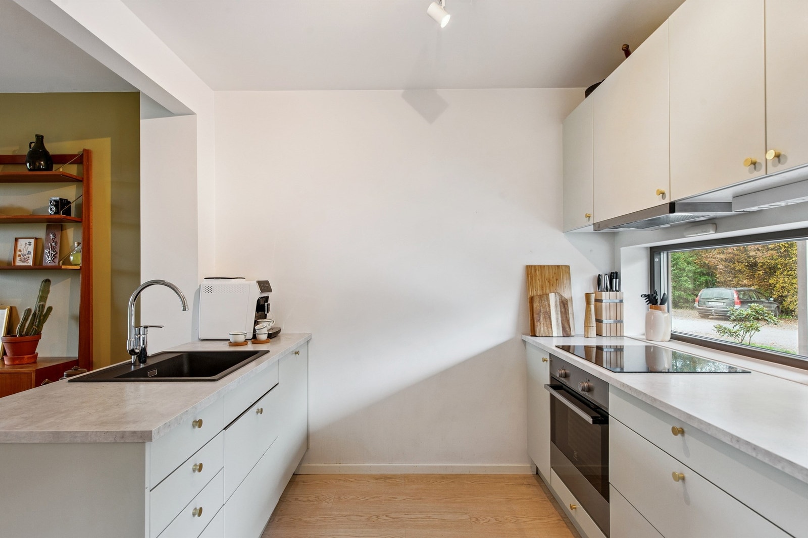 Kjøkkenet byr på gode arbeidsflater med laminatbenkeplater og rikelig med skapplass. Galleribilde