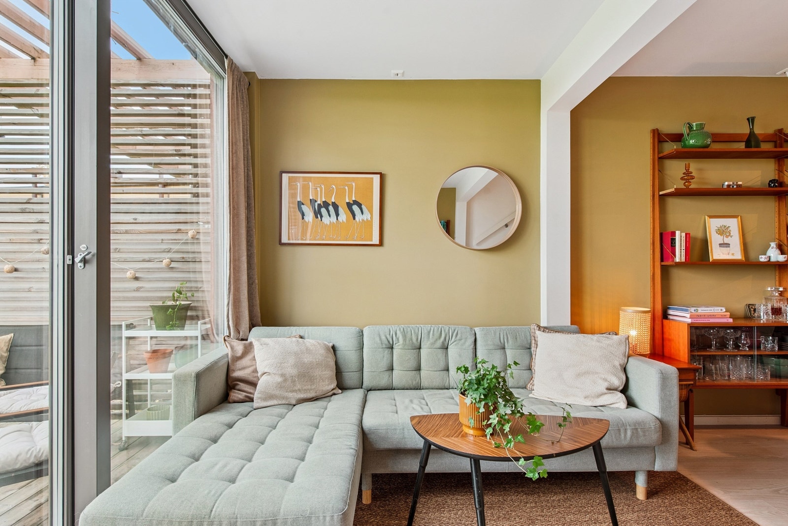 Store vindusflater slipper inn rikelig med dagslys og gir god kontakt med uteområdet. Galleribilde