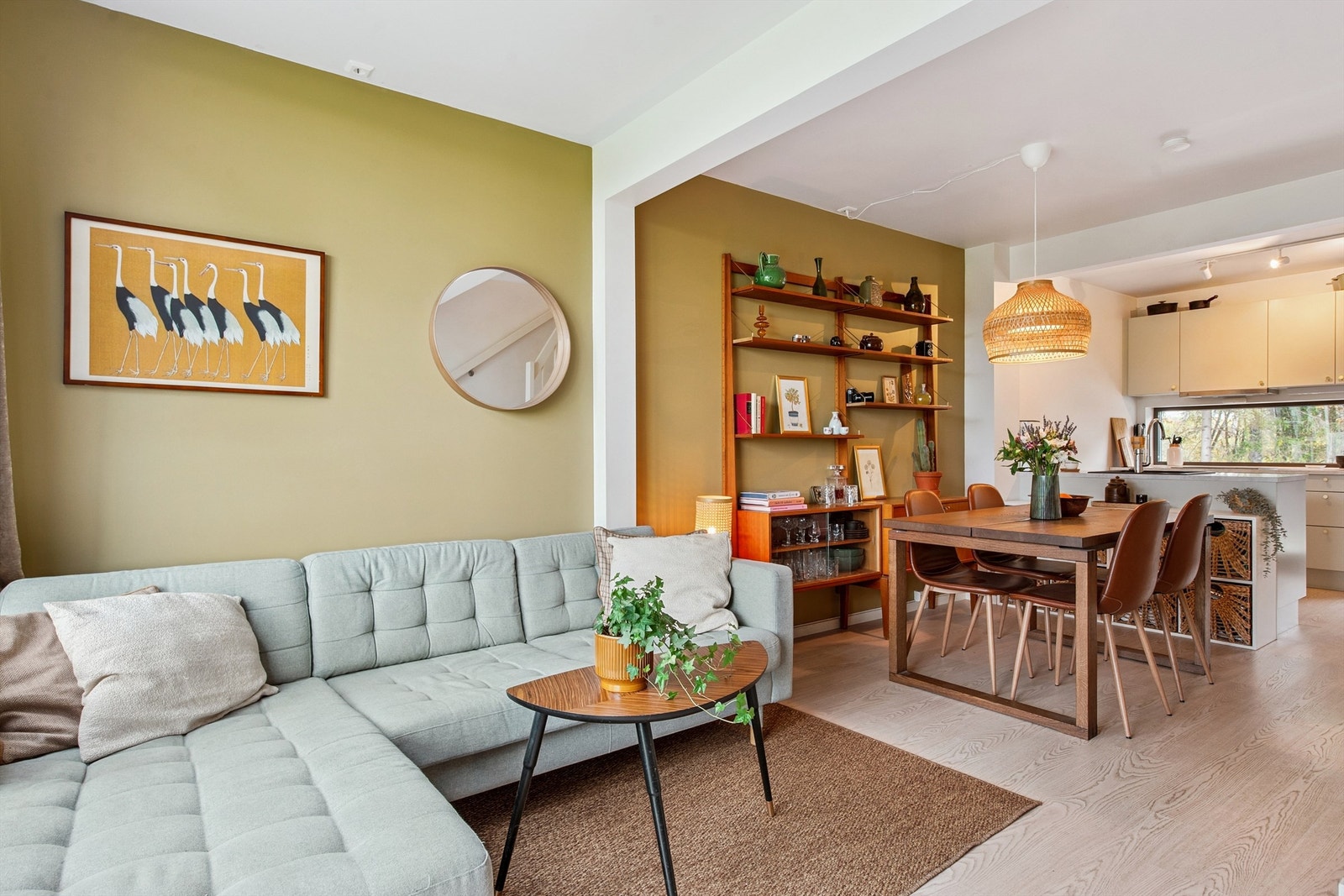 Leiligheten fra 2019 har en åpen og sosial planløsning mellom stue og kjøkken Galleribilde