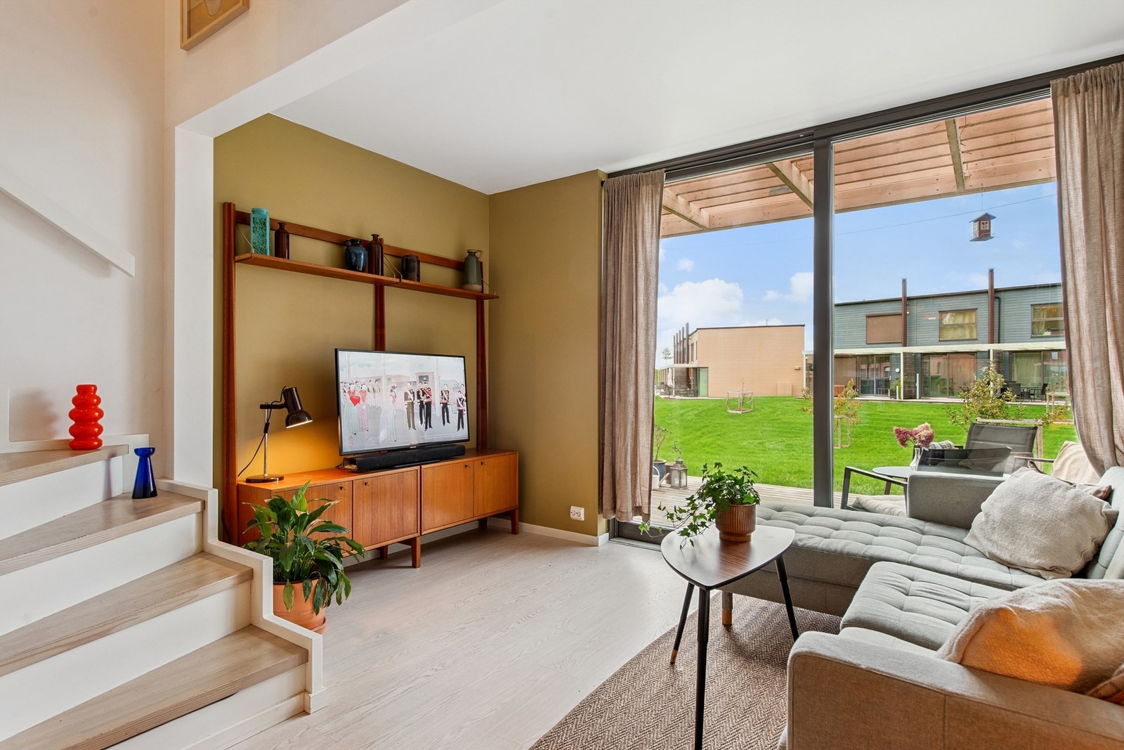 Rommet er enkelt å møblere med plass til både sofagruppe og TV-seksjon. Galleribilde