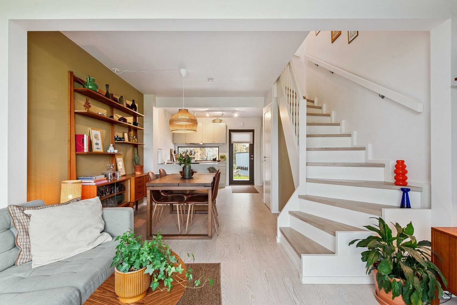 Stuen og spisestuen utgjør et lyst og allsidig oppholdsrom. Galleribilde