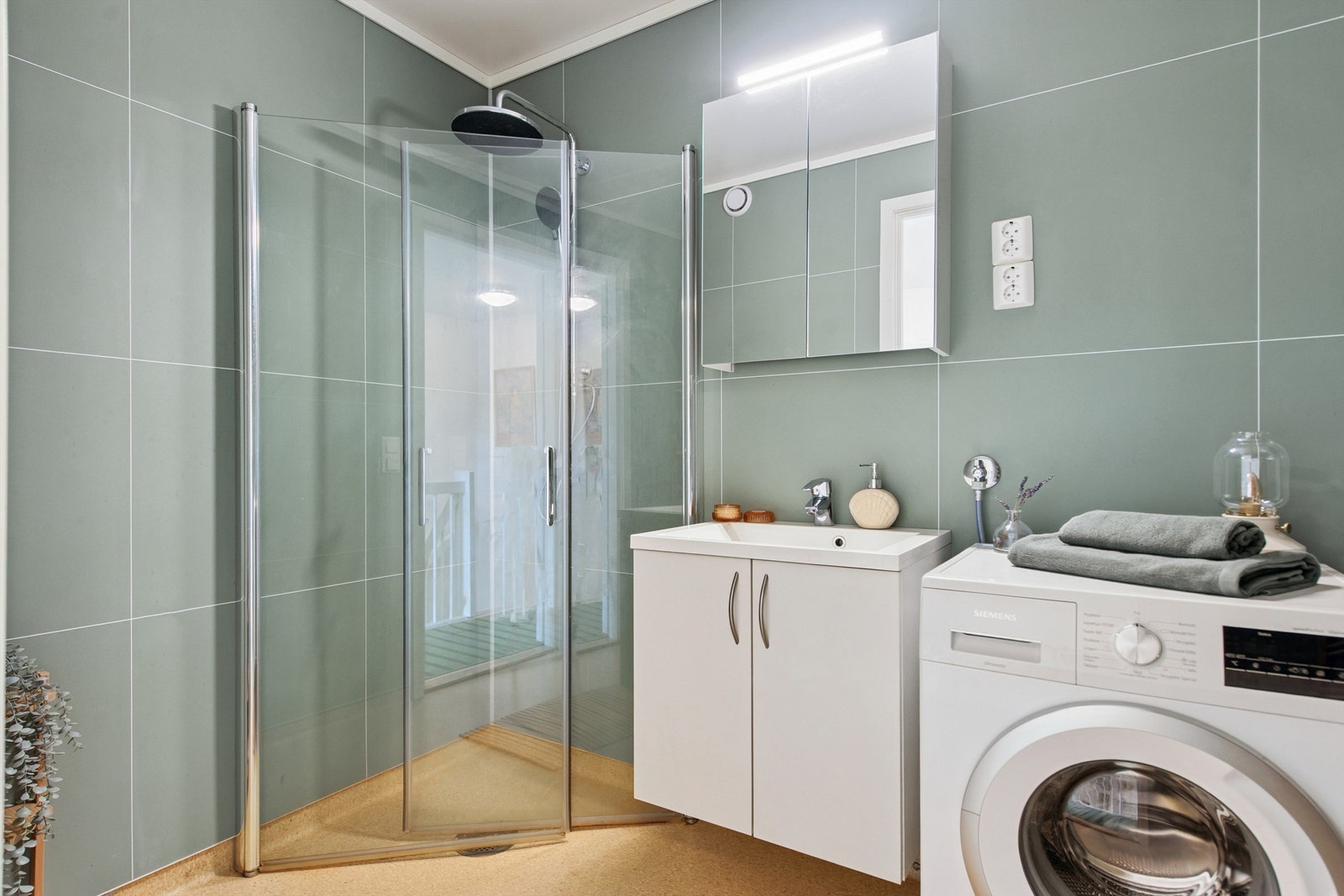 Her er det varmekabler i gulvet og praktisk opplegg for vaskemaskin. Galleribilde