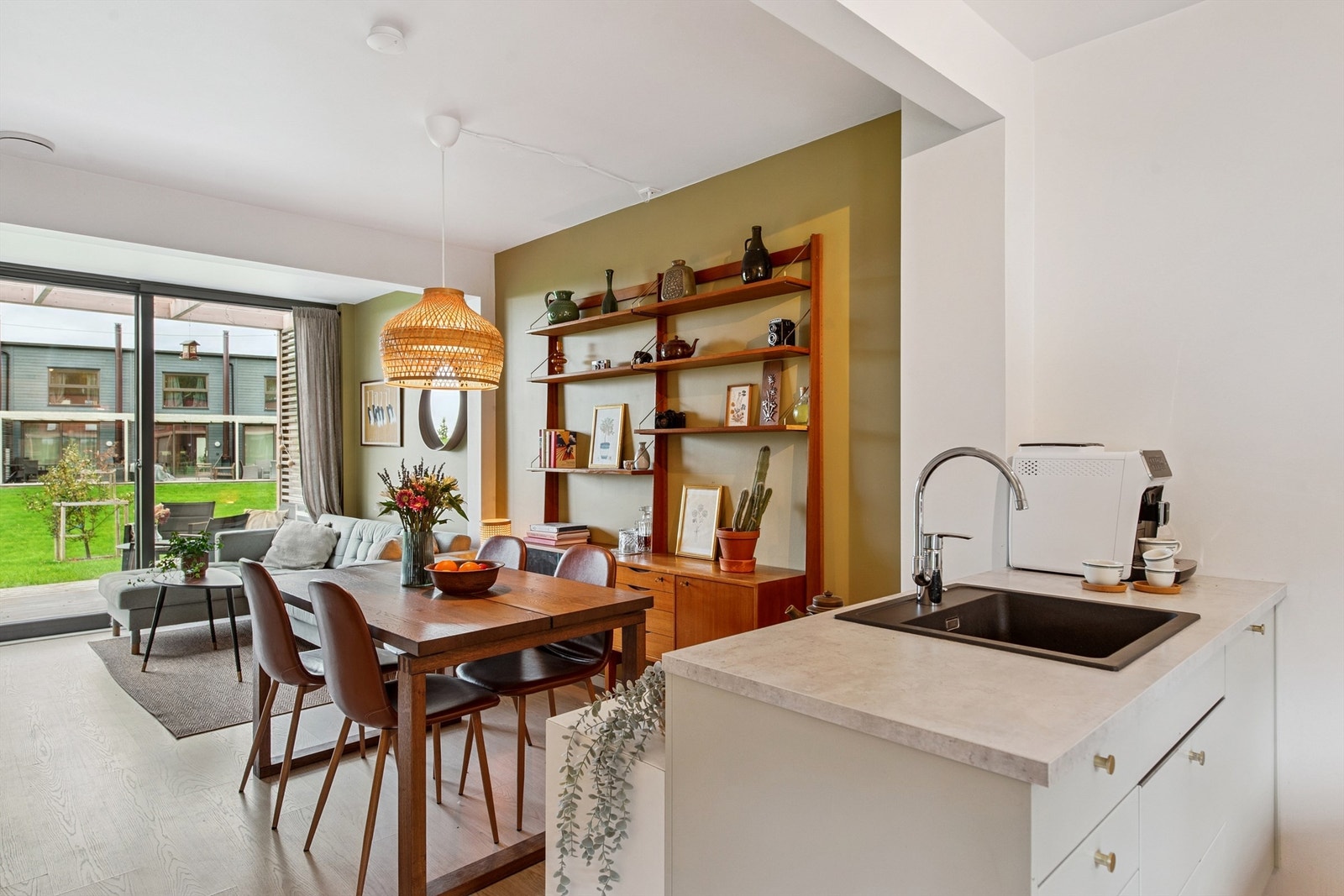 Kjøkkenhalvøya skaper et naturlig skille mot spiseplassen og stuen. Galleribilde