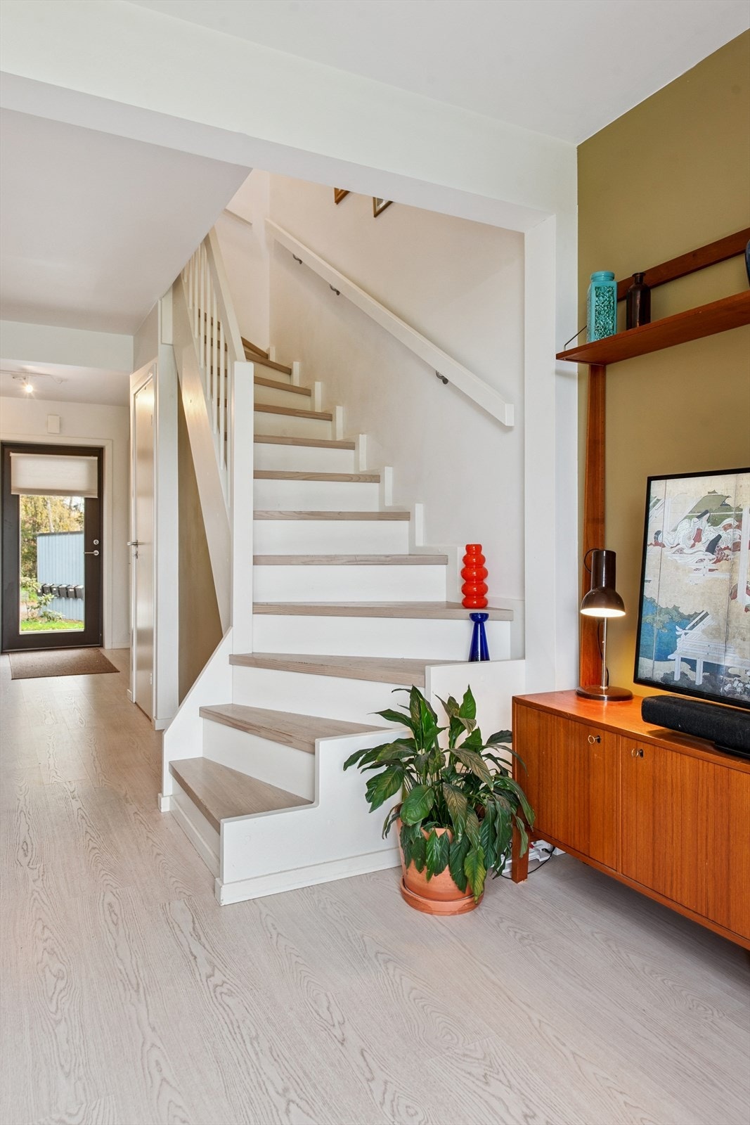 En malt tretrapp leder opp til andre etasje. Galleribilde