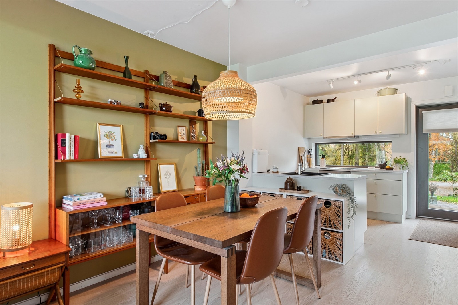 Det er fin plass til spisebord i tilknytning til kjøkkensonen. Galleribilde