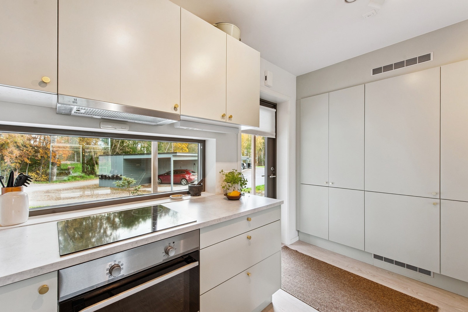 Kjøkkeninnredningen fra Norema har integrert platetopp, komfyr, oppvaskmaskin og kjøle-/fryseskap. Galleribilde