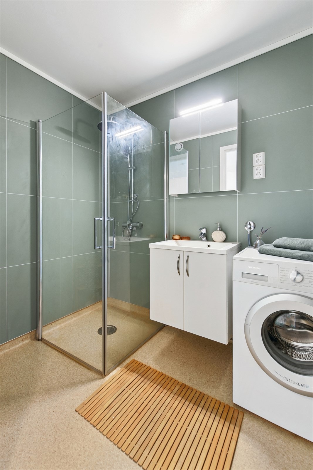 Pent og moderne bad med våtromsplater på vegg og belegg på gulv. Galleribilde