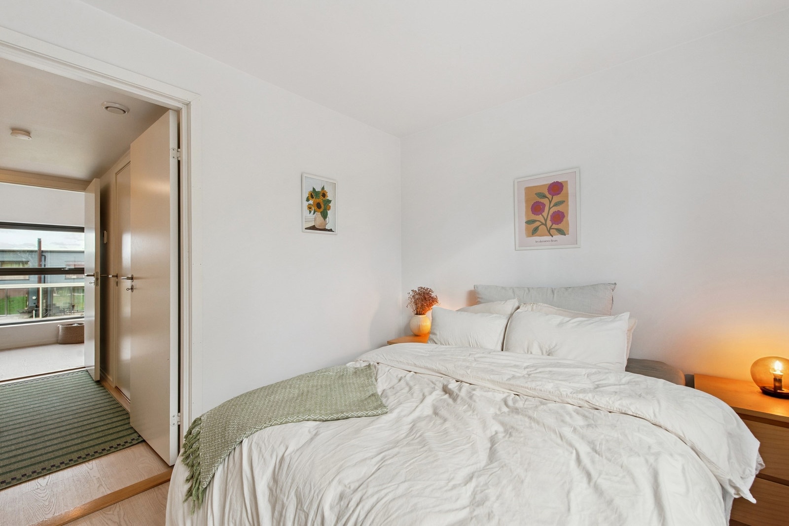 Rommet har lyse, malte overflater og laminat på gulvet, i likhet med resten av etasjen. Galleribilde