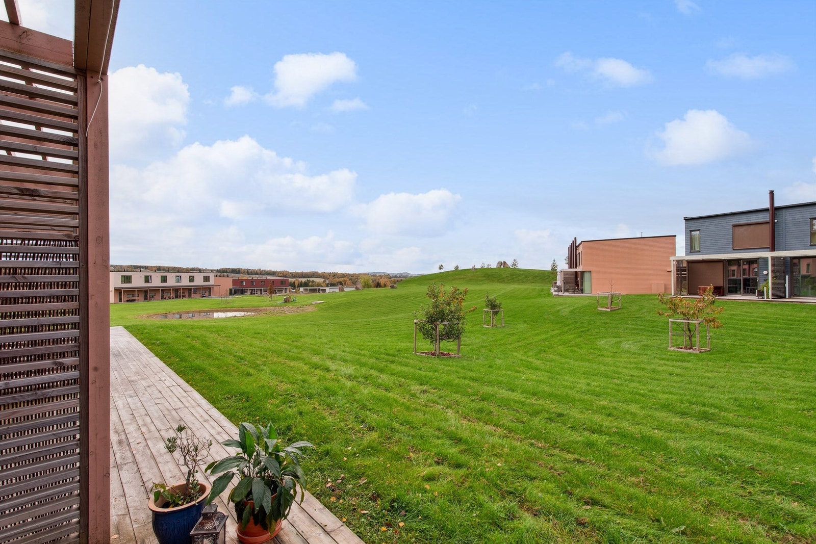 Fra terrassen har man utsyn over sameiets store, felles grøntområde. Galleribilde