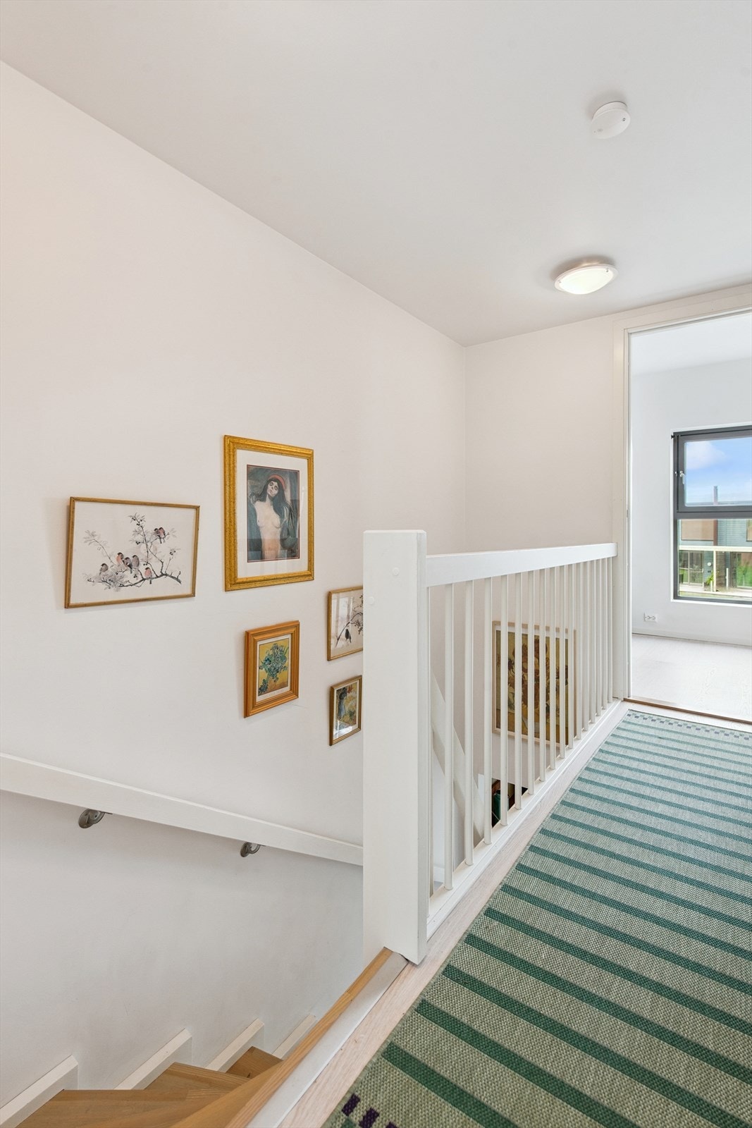 I andre etasje finner vi en gang som gir adkomst til to soverom og bad. Galleribilde