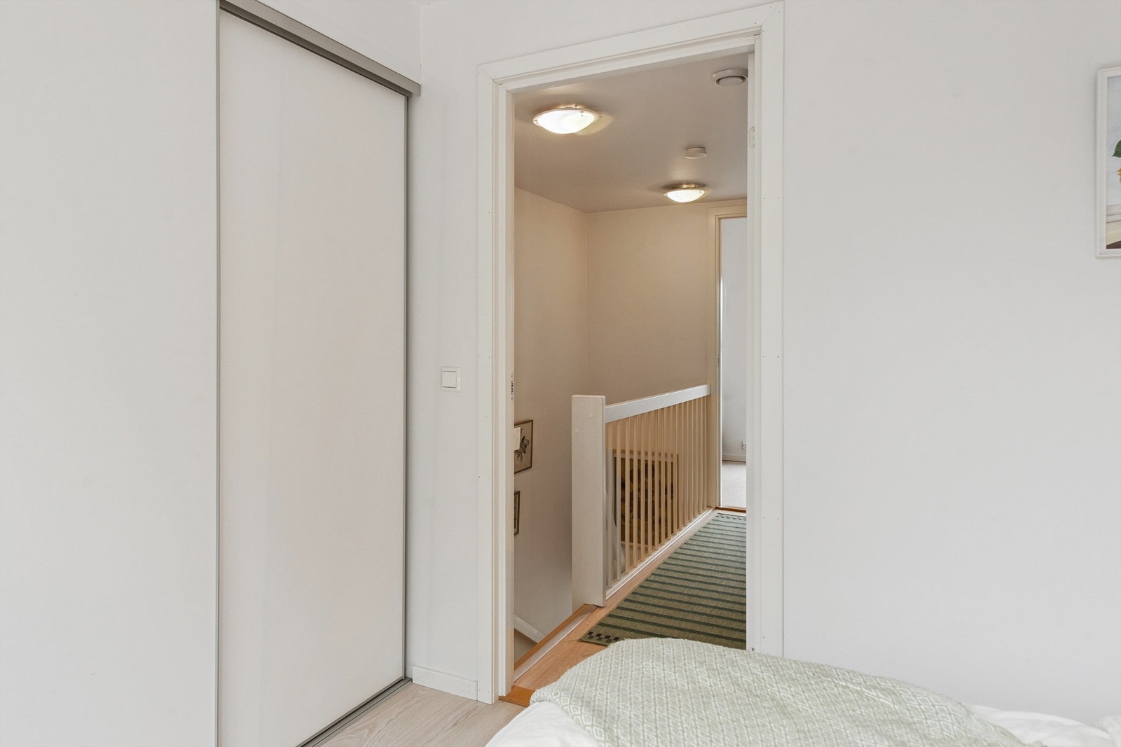 I hovedsoverommet er det montert en stor skyvedørsgarderobe med gode lagringsmuligheter. Galleribilde