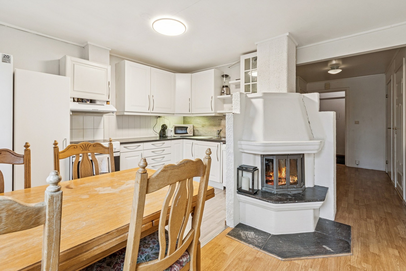 Kjøkkenet er lyst og romslig, med god skap - og benkeplass. Galleribilde